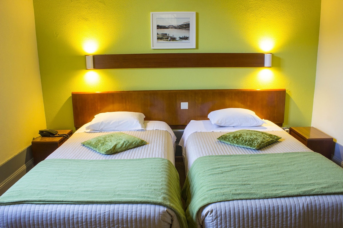 Standaard Twin kamer | Een bureau, gratis wifi, beddengoed