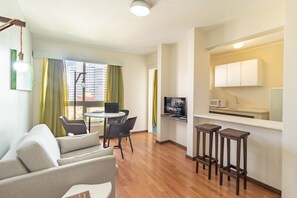 Deluxe Suite, 1 King Bed with Sofa bed | Living area | Flat-screen TV - Eko Residence Hotel (Porto Alegre)