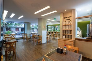 Petit déjeuner buffet servi tous les jours en supplément