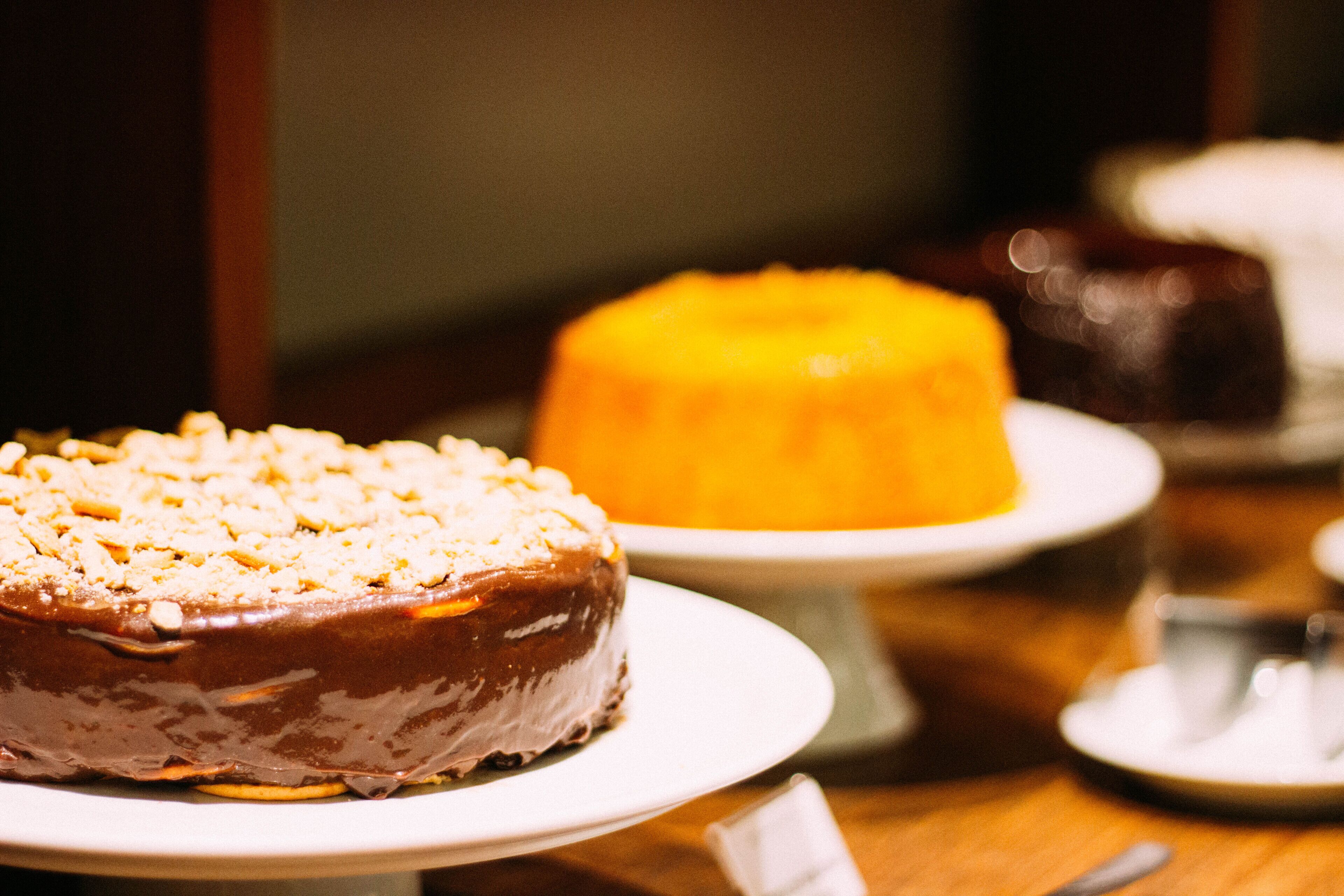 Una selezione di torte su piatti bianchi.