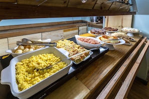 Bữa sáng buffet hàng ngày với phụ phí nhỏ 