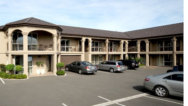 Un hôtel doté d’un parking, de plusieurs balcons et d’une cour intérieure.