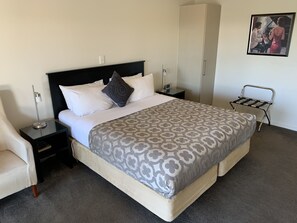 Soundproofing, iron/ironing board, free WiFi, bed sheets - Salerno Motel Apartments (Christchurch)