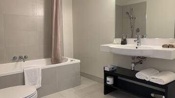 Deluxe appartement, 2 slaapkamers, niet-roken, bubbelbad | Badkamer | Een bad/douchecombinatie, een diep bad, gratis toiletartikelen