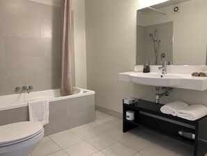 Apartemen Deluks, 2 kamar tidur, Bebas Asap Rokok, jet tub | Kamar mandi | Kombinasi shower/bathtub, bathtub besar,  dan perlengkapan mandi gratis