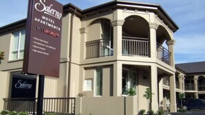 Un motel avec une pancarte indiquant qu’il est actuellement fermé.