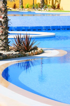 Indoor pool, outdoor pool, pool umbrellas, sun loungers - Santara Wellness Resort (Santa Pola)