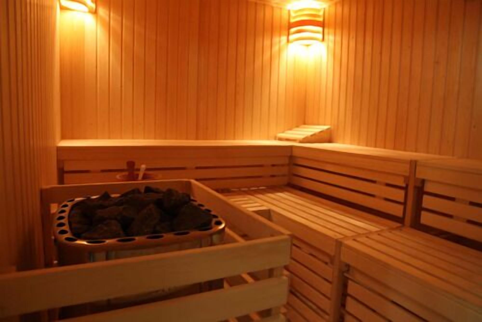 Un sauna avec des bancs en bois et un plancher chauffant.