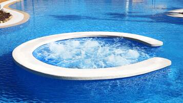 Piscina coberta, piscina a l'aire lliure, para-sols i gandules