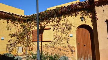 Cobrellits, planxa i posts de planxar i roba de llit