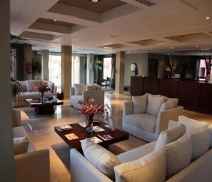 Coin salon dans le hall