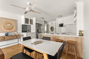 Appartement Deluxe, 3 chambres | Aire de séjour | Téléviseur à écran plat, lecteur de DVD