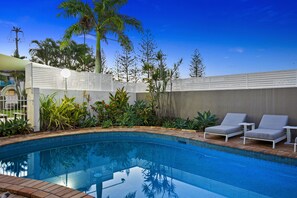Piscine extérieure, parasols, chaises longues