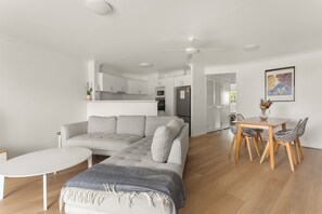 Appartement Deluxe, 2 chambres | Aire de séjour | Téléviseur à écran plat, lecteur de DVD
