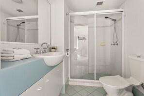 Deluxe-Apartment, 1 Schlafzimmer | Badezimmer | Badewanne und Dusche (separat), Haartrockner, Handtücher
