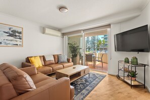 Deluxe appartement, 3 slaapkamers | Woonruimte | Flatscreentelevisie en een dvd-speler