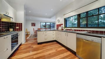 Chambre, 3 chambres | Cuisine privée | Réfrigérateur, micro-ondes, four, plaque de cuisson