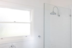 Apple Blossom Three Bedroom Cottage | Bathroom | Shower, hair dryer, towels, soap