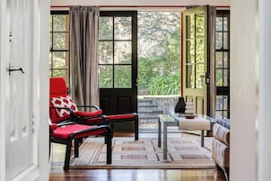 Habitación, 3 habitaciones | Zona de estar | Una televisión, un reproductor de DVD
