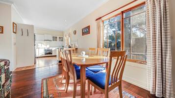 Leura Mall Three Bedroom Cottage | 3 kamar tidur dan didekorasi berbeda-beda