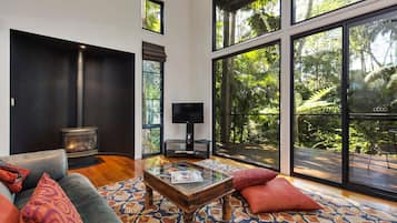 Casa Deluxe en un árbol | Zona de estar | Una televisión, un reproductor de DVD