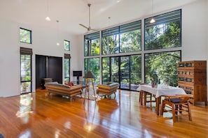 Televisión y reproductor de DVD 