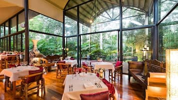 Abendessen, moderne, europäische Küche, Blick auf den Garten