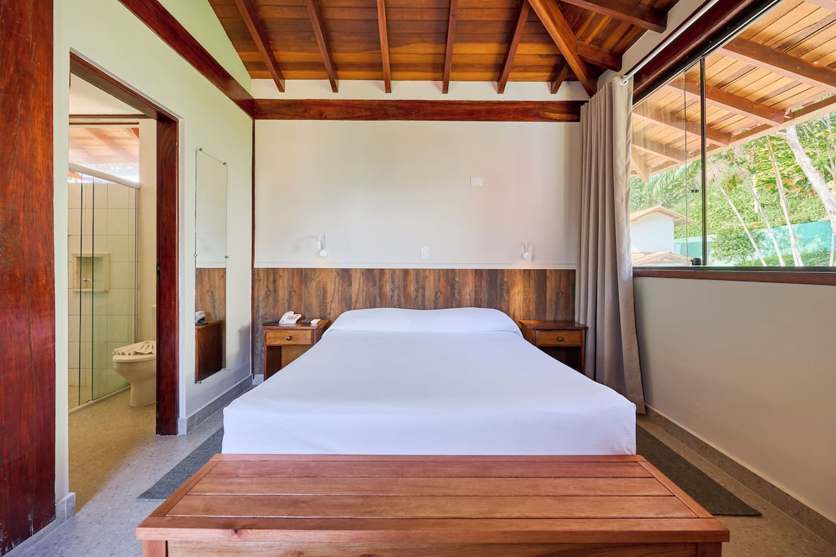 Quarto casal superior | 1 quarto, frigobar, roupa de cama