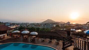 Piscina externa, guarda-sóis