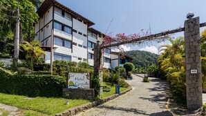Entrada d'un hotel amb un rètol que diu "Hotel Coquille Ubatuba".
