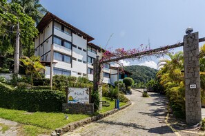 Pintu masuk properti