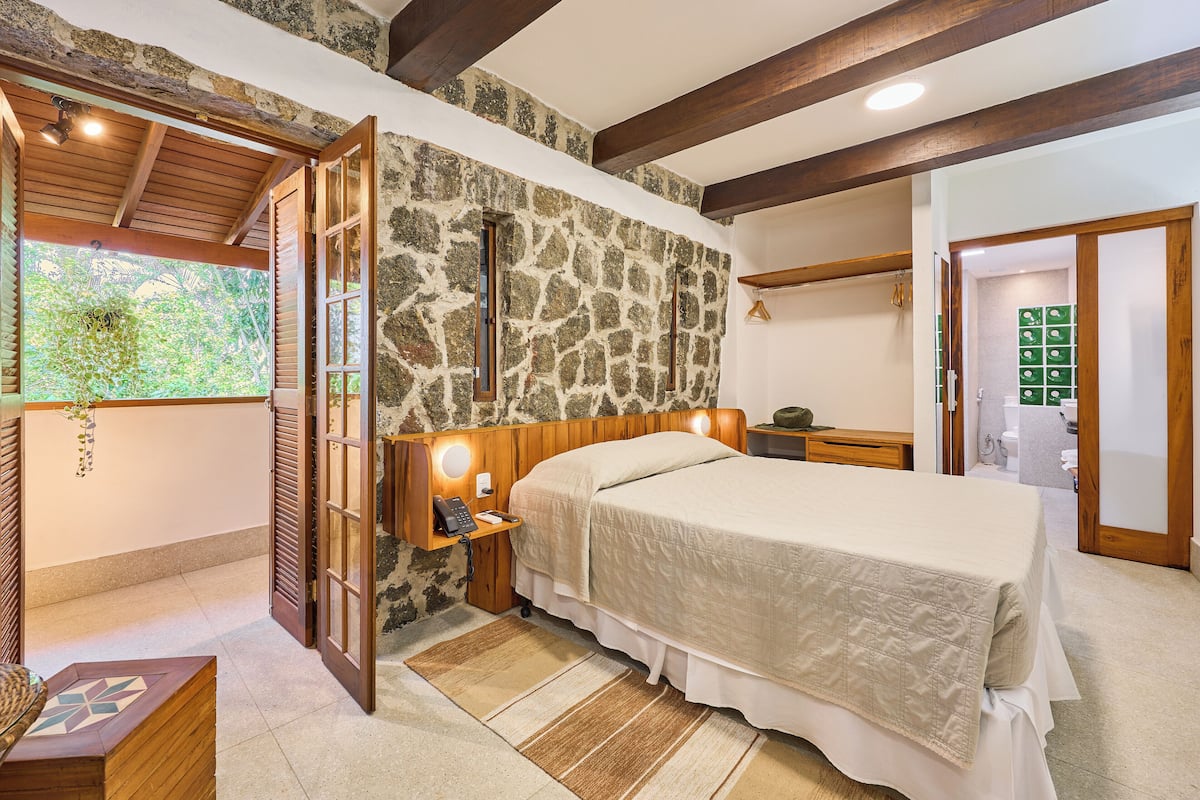 premium double room, jetted tub | 1 bedroom, minibar, bed sheets