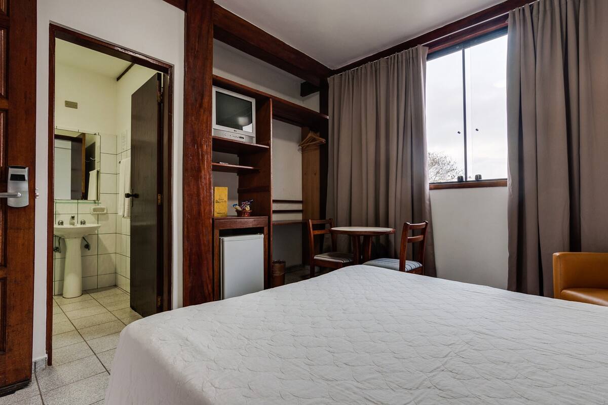 1 soverom, minibar og sengetøy