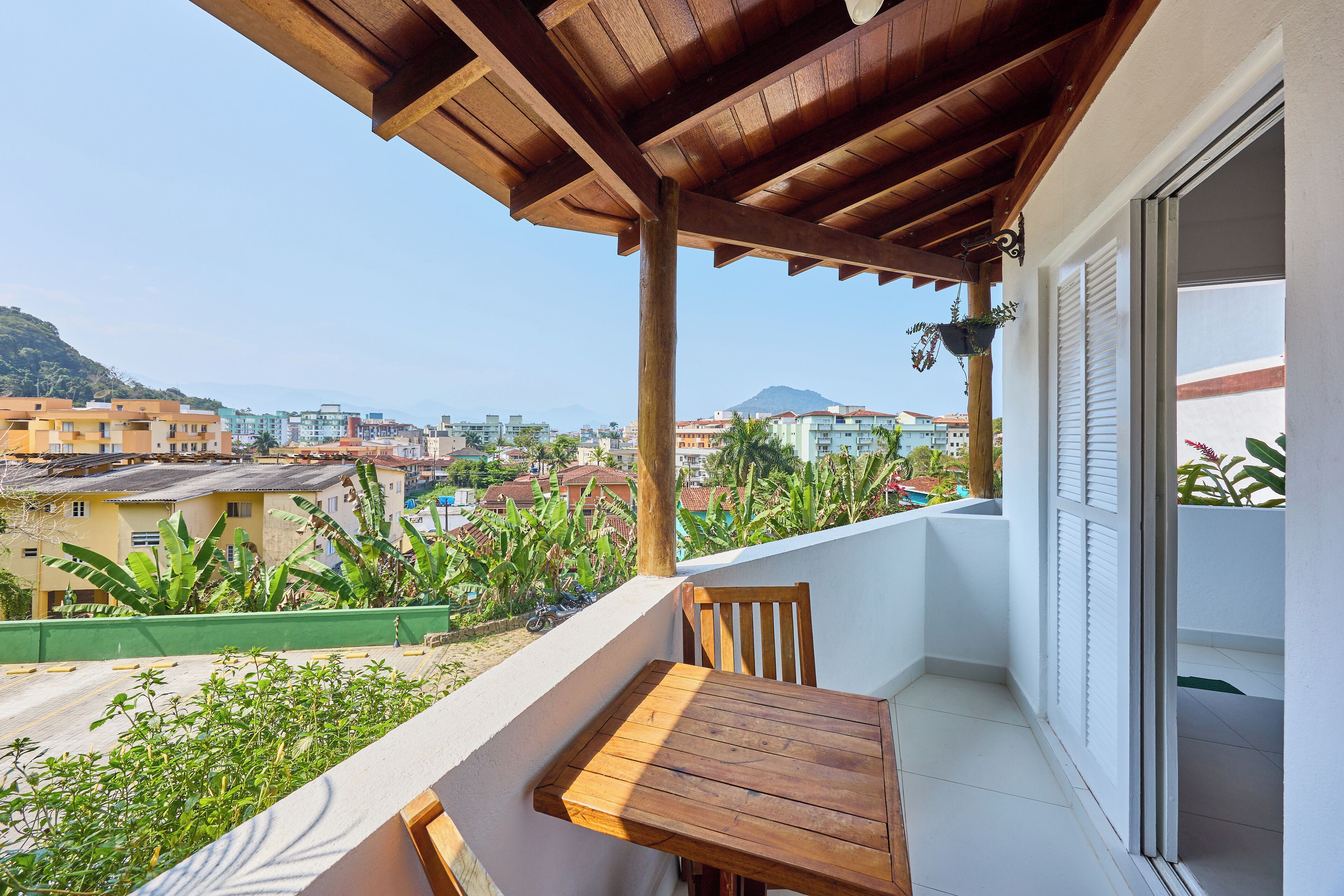 Quarto casal conforto, varanda, vista para o pátio | 1 quarto, frigobar, roupa de cama