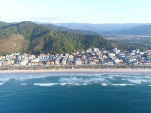 근처 해변, 백사장, 비치 파라솔, 비치 타월
