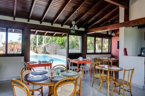 Bar junto a la piscina