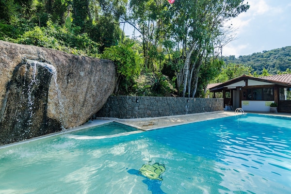 Alberca al aire libre y sombrillas en la alberca