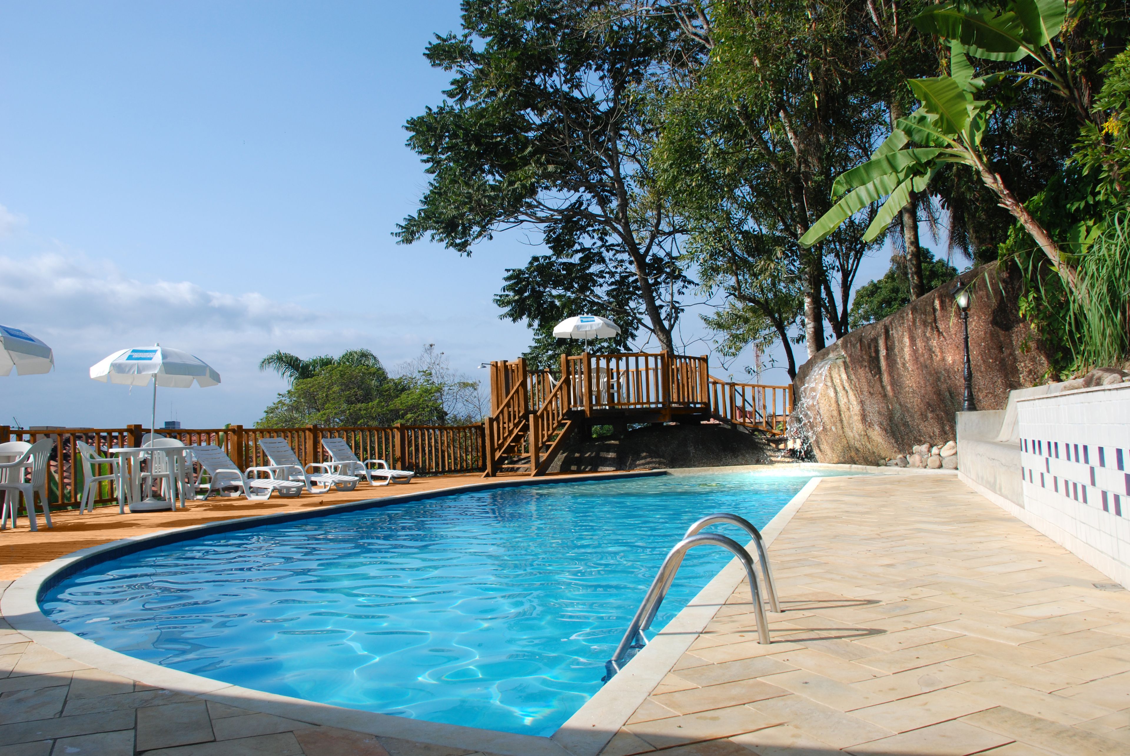 Piscina externa, guarda-sóis