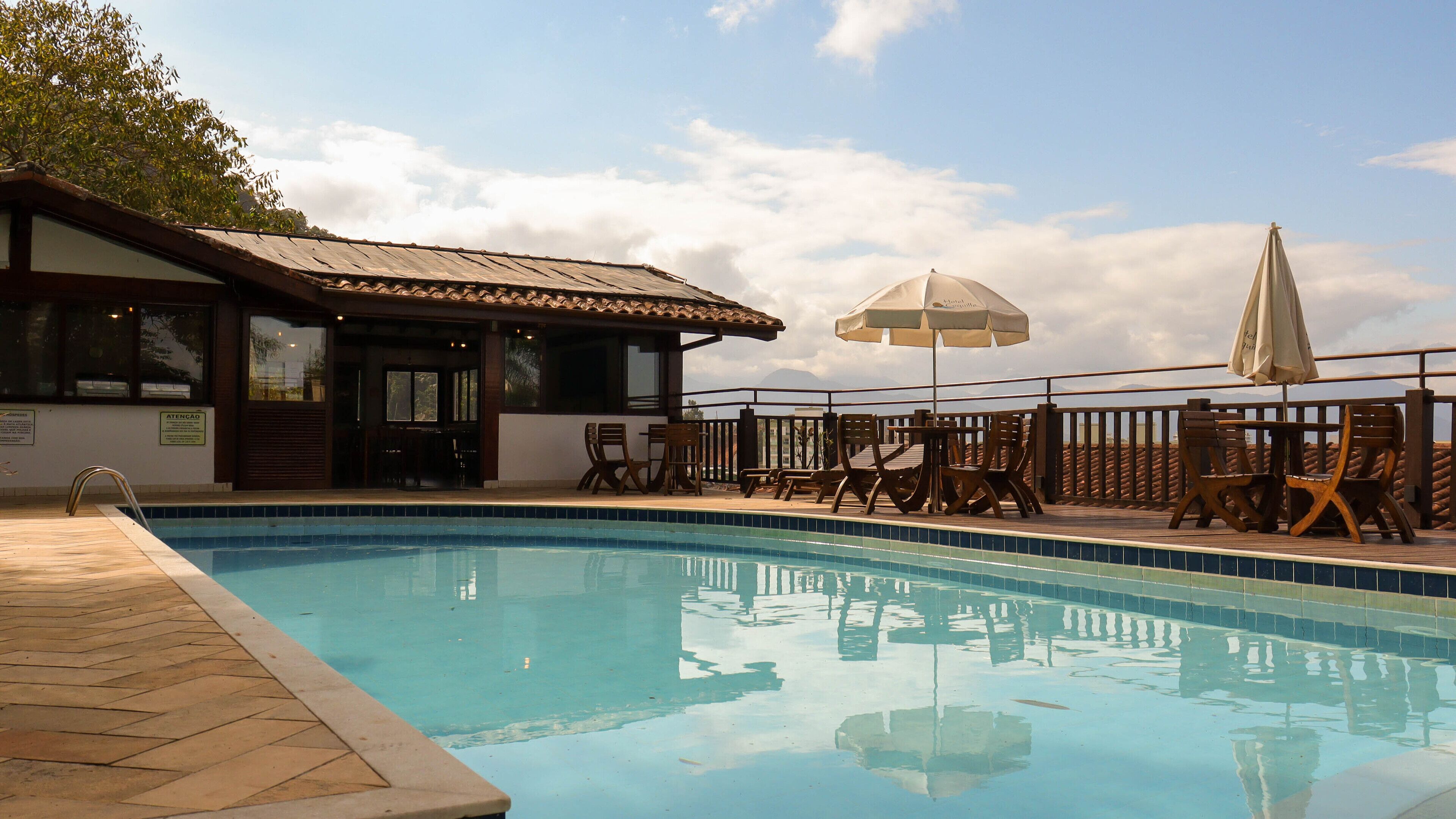 Piscina externa, guarda-sóis