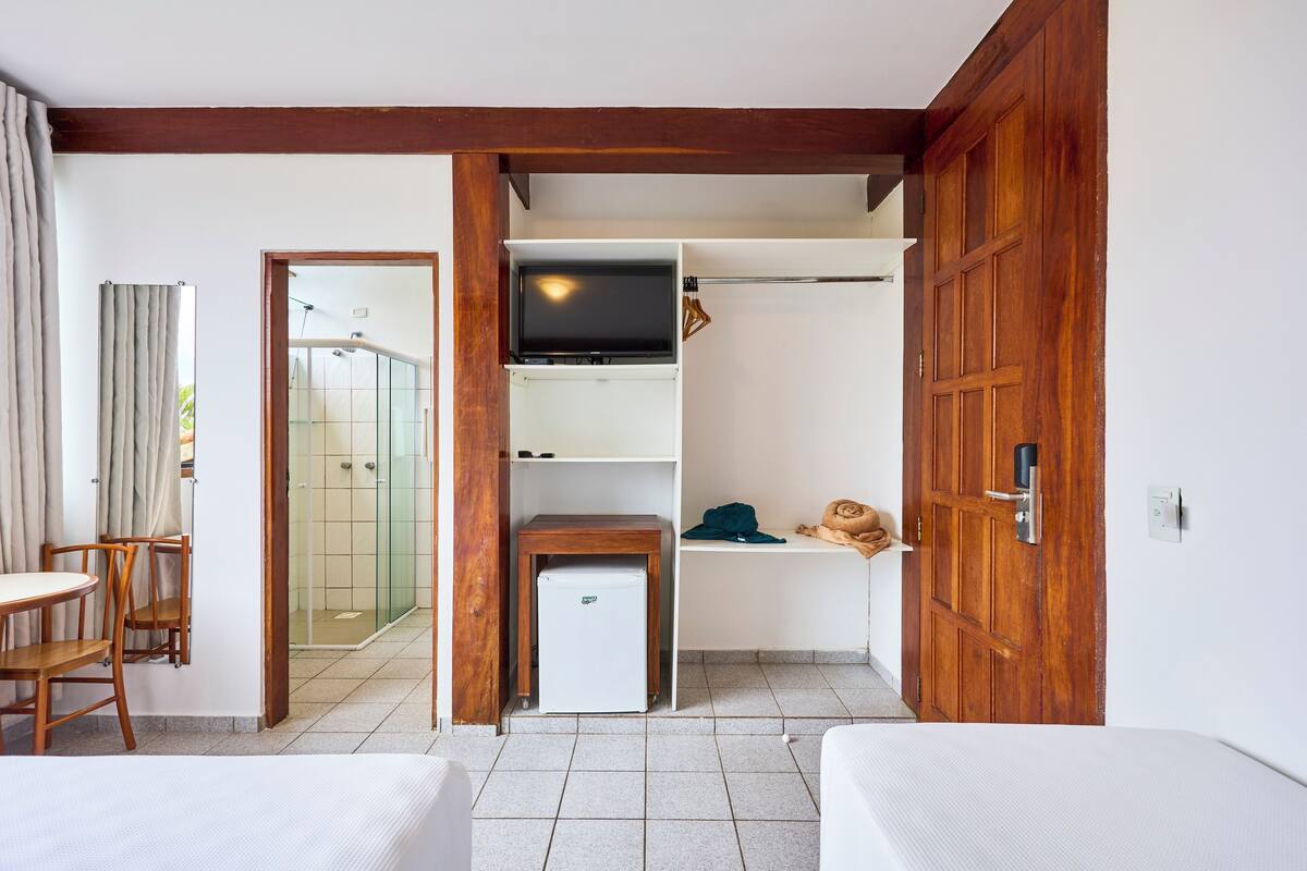 deluxe triple room | 1 bedroom, minibar, bed sheets