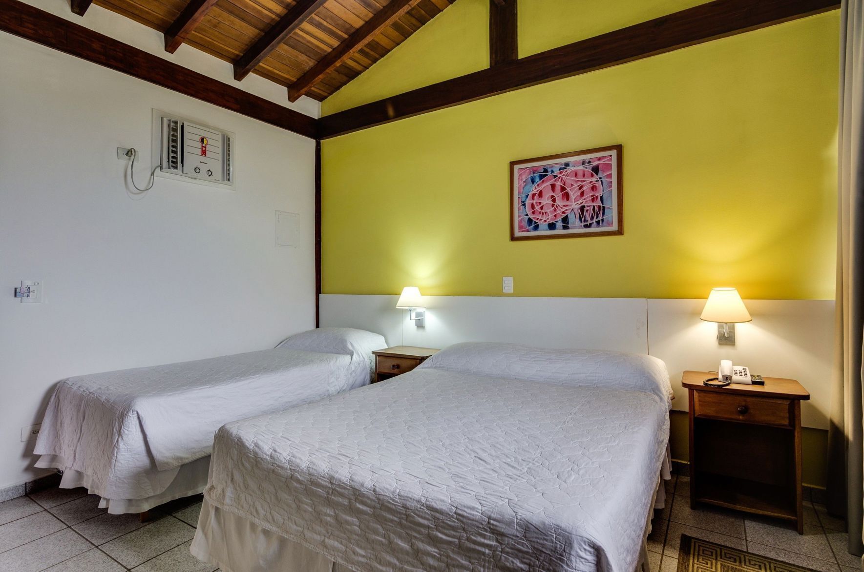 1 soverom, minibar og sengetøy