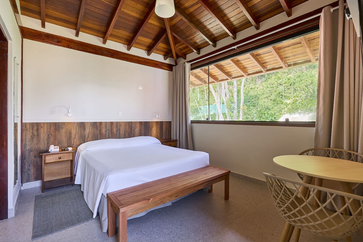 Superior tweepersoonskamer | 1 slaapkamer, een minibar, beddengoed