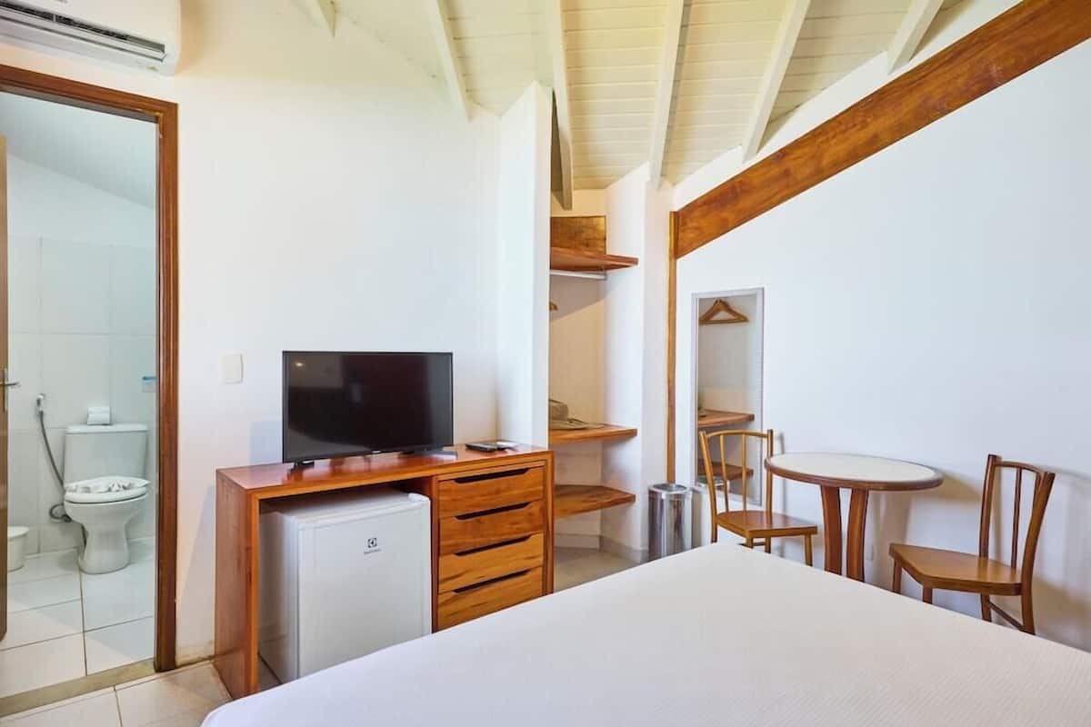 1 habitación, minibar y ropa de cama