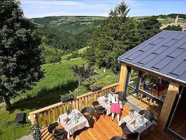 Petit déjeuner et déjeuner servis sur place, spécialités Cuisine locale