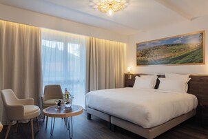 Quarto casal superior | Individualmente decorados, individualmente mobiliados, escrivaninha