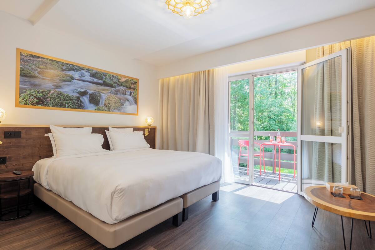 مكتب ومساحة عمل للكمبيوتر المحمول وواي فاي مجانًا