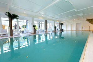 Indoor pool, open 7:00 AM to 10:00 PM, pool umbrellas, pool loungers - DIE GAMS Hotel-Resort (Bad Hindelang)