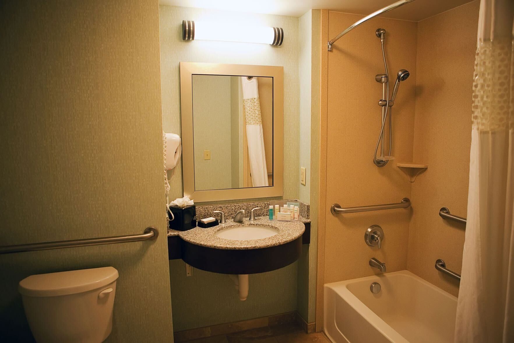 Kamar mandi | Kombinasi shower/bathtub dan perlengkapan mandi gratis