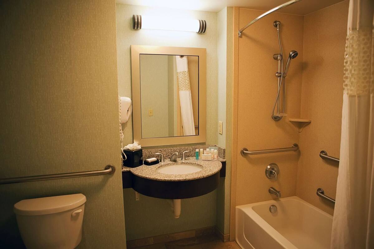 Kamar mandi | Kombinasi shower/bathtub dan perlengkapan mandi gratis
