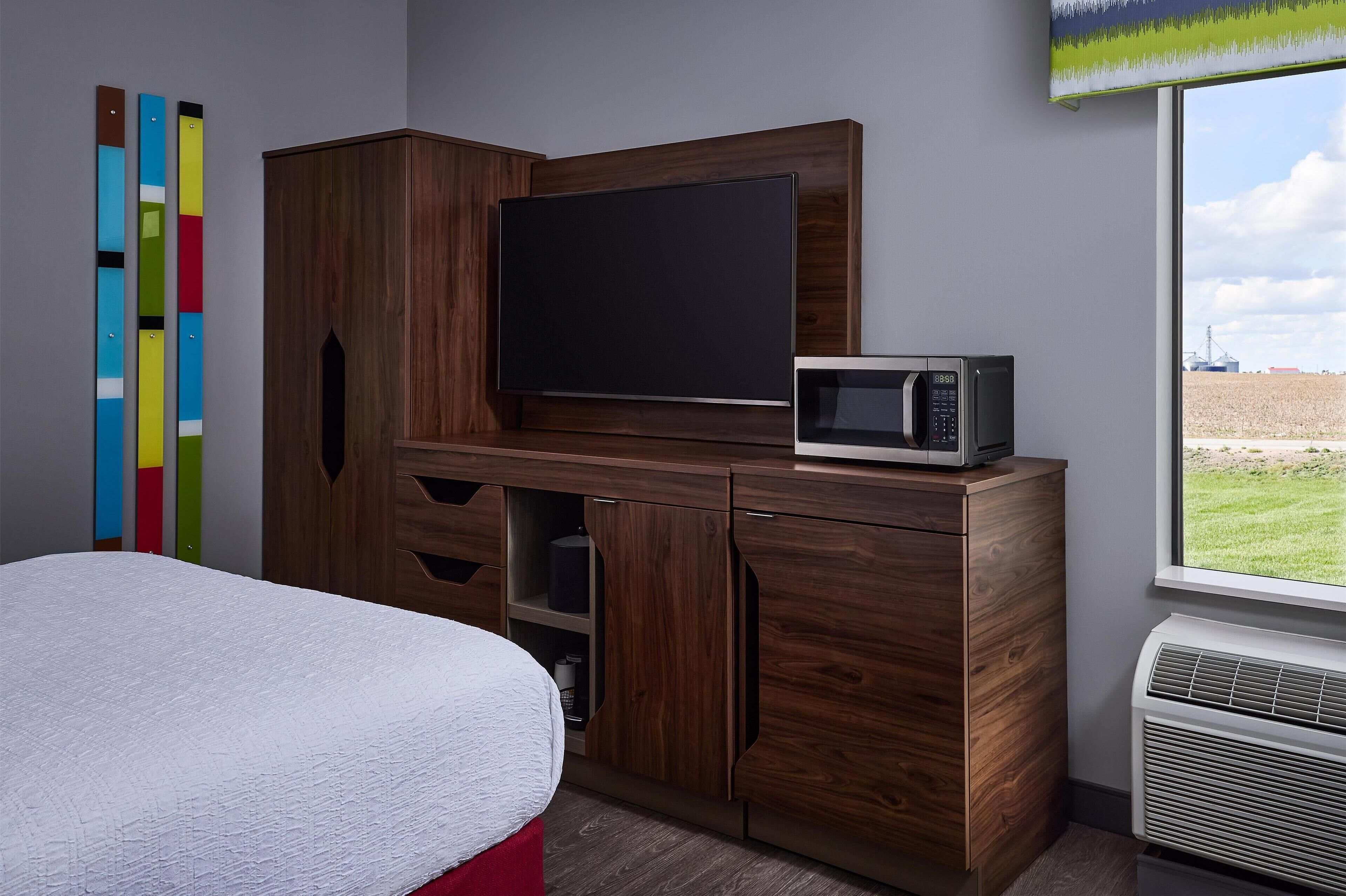 room, 1 queen bed (shower only, separate vanity) | 1 bedroom, hypo-allergenic bedding, select comfort beds, in-room safe